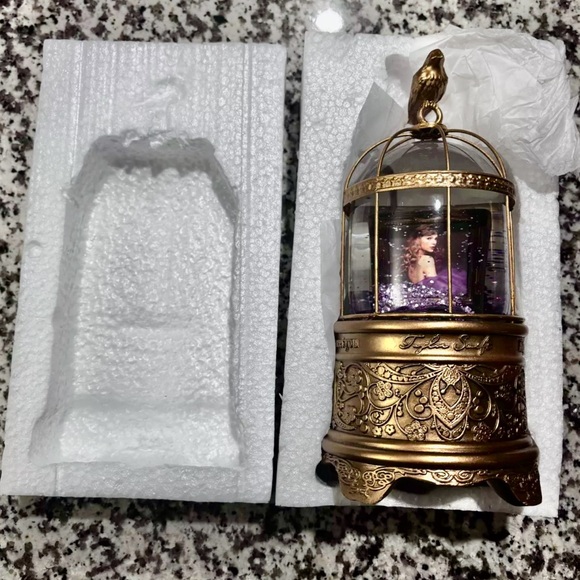 *NWT* Taylor Swift official “Speak Now” snow globe-music works! - Picture 2 of 4
